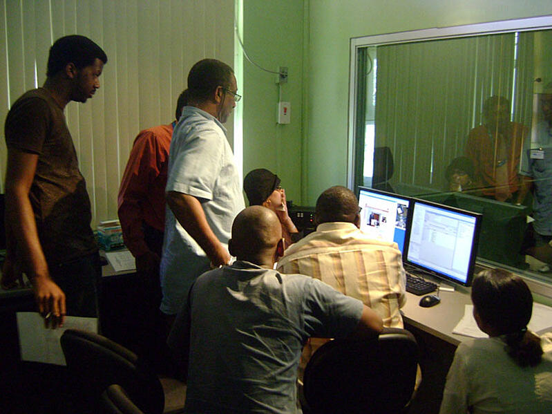 http://cdn2.hubspot.net/hub/23553/file-2067632265-jpg/images/user_experience_evaluation-usability-testing-Legal-Affairs-observe.jpg