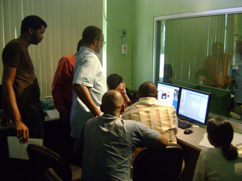 http://cdn2.hubspot.net/hub/23553/file-2067632265-jpg/images/user_experience_evaluation-usability-testing-Legal-Affairs-observe.jpg